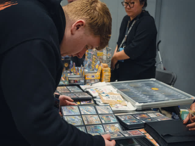 A trader and a customer talking across the table mid-deal.